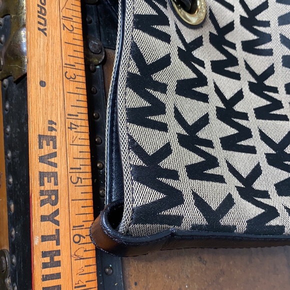Micheal Kors Tan /Black Signature Fabric Logo Shoulder Bag - Picture 7 of 8